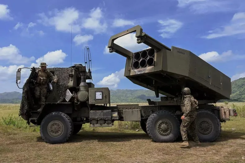 Hệ thống pháo phản lực cơ động cao (HIMARS) của Mỹ trong cuộc tập trận bắn đạn thật tại tỉnh Tarlac (Philippines) ngày 13-10-2022. Ảnh: AFP