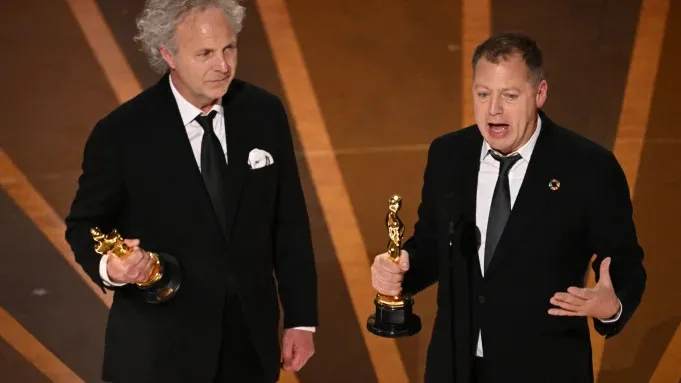 Họa sĩ Charlie Mackesy và nhà sản xuất Matthew Freud nhận giải Oscar cho hạng mục Phim ngắn hoạt hình hay nhất với bộ phim "The Boy, the Mole, the Fox and the Horse" (Cậu bé, Chuột chũi, Cáo và Ngựa). Ảnh: AFP Họa sĩ Charlie Mackesy và nhà sản xuất Matthew Freud nhận giải Oscar cho hạng mục Phim ngắn hoạt hình hay nhất với bộ phim "The Boy, the Mole, the Fox and the Horse" (Cậu bé, Chuột chũi, Cáo và Ngựa). Ảnh: AFP