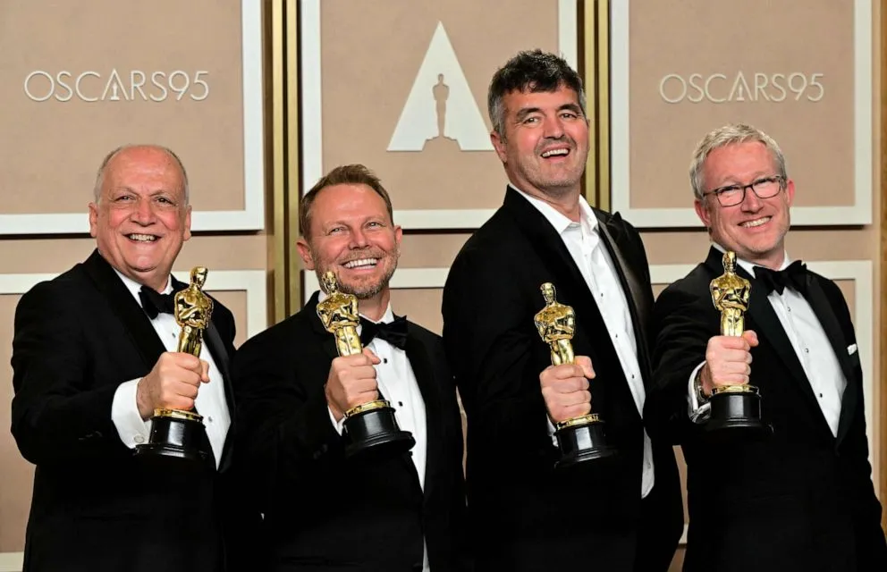 Các nhà giám sát hiệu ứng hình ảnh Joe Letteri, Richard Baneham, Eric Saindon và Daniel Barrett chụp ảnh sau khi nhận giải Oscar cho hạng mục Hiệu ứng hình ảnh xuất sắc nhất trong phim "Avatar: The Way of Water" (Avatar: Dòng chảy của nước). Ảnh: AFP Các nhà giám sát hiệu ứng hình ảnh Joe Letteri, Richard Baneham, Eric Saindon và Daniel Barrett chụp ảnh sau khi nhận giải Oscar cho hạng mục Hiệu ứng hình ảnh xuất sắc nhất trong phim "Avatar: The Way of Water" (Avatar: Dòng chảy của nước). Ảnh: AFP