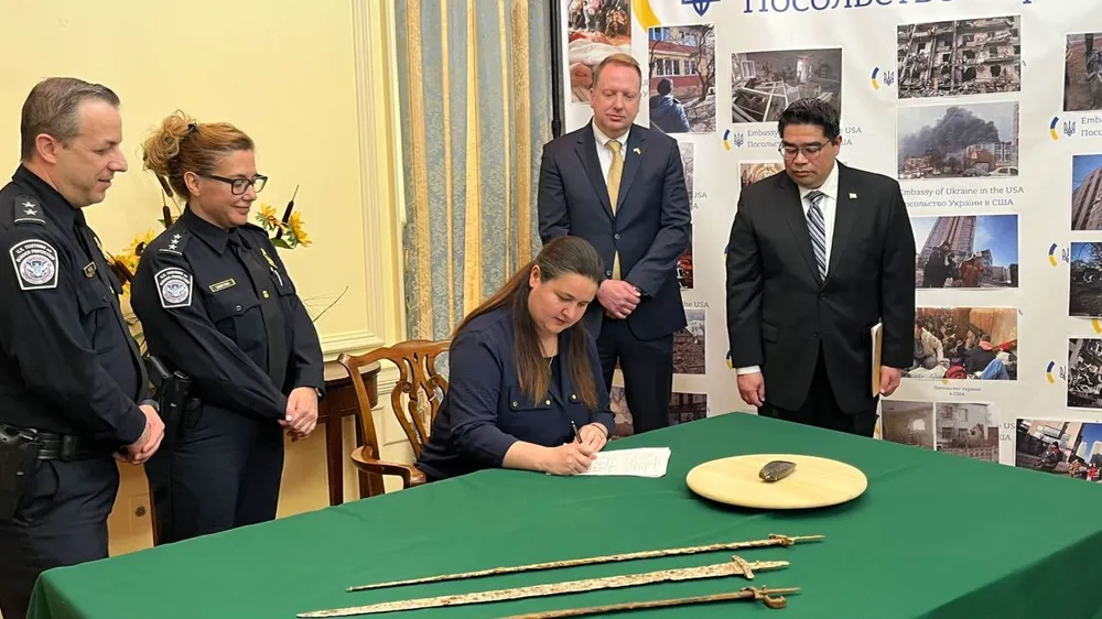 Lễ bàn giao các hiện vật giữa cơ quan Hải quan và Bảo vệ Biên giới Mỹ với Đại sứ quán Ukraine tại Washington, D.C. Ảnh: TWITTER