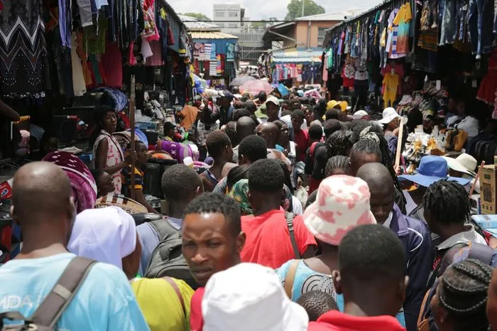 Người dân trong một khu chợ ở thủ đô Harare, Zimbabwe. Ảnh: SHUTTERSTOCK Người dân trong một khu chợ ở thủ đô Harare, Zimbabwe. Ảnh: SHUTTERSTOCK
