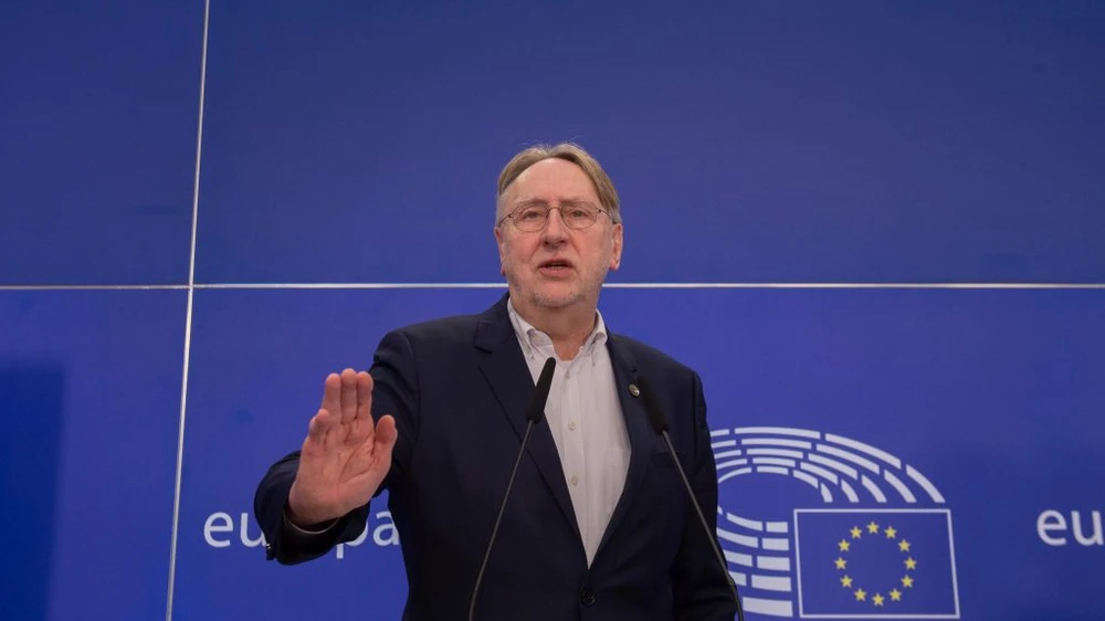 Chủ tịch Ủy ban Thương mại quốc tế của Nghị viện châu Âu - ông Bernd Lange tại cuộc họp báo ngày 28-3 ở thủ đô Brussels (Bỉ) sau thỏa thuận về công cụ chống cưỡng chế. Ảnh: NGHỊ VIỆN CHÂU ÂU