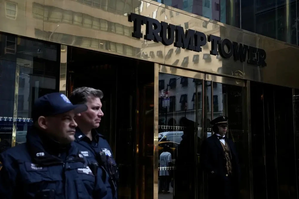 Cảnh sát canh gác tại Tháp Trump (Trump Tower) ở TP New York (Mỹ) ngày 2-4. Ảnh: THE NEW YORK TIMES