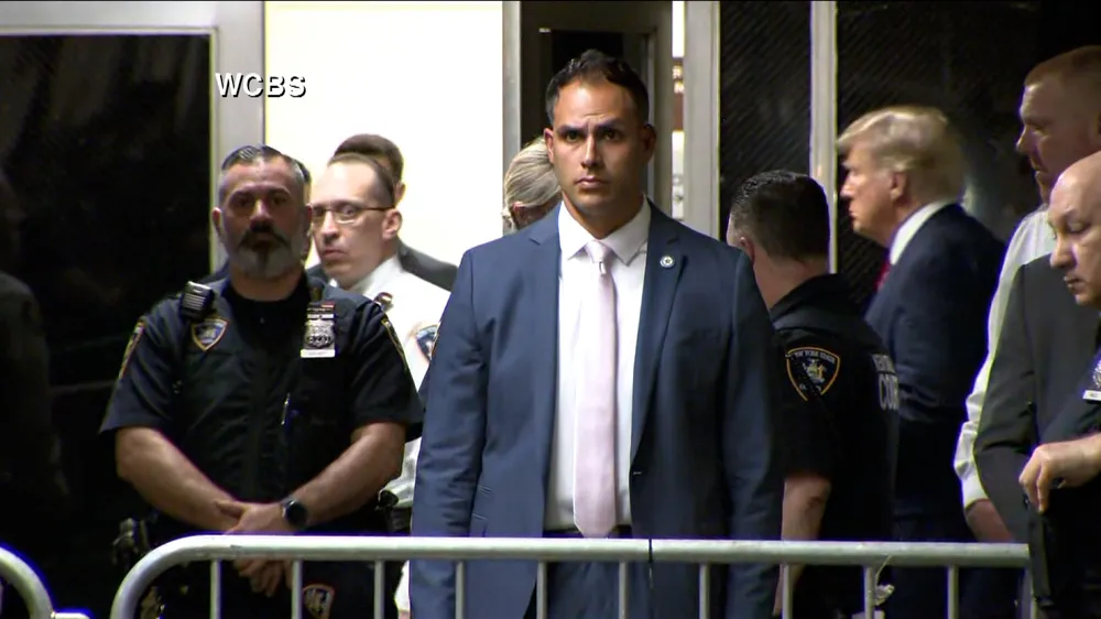 Ông Trump rời Tòa án Hình sự quận Manhattan. Ảnh: WCBS