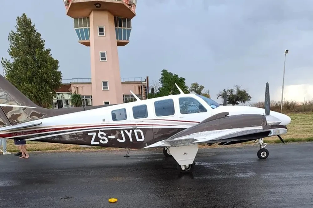 Anh Erasmus phát hiện con rắn hổ mang khi đang lái chiếc Beechcraft Baron 58 chở 4 hành khách. Ảnh: GOLDFM Anh Erasmus phát hiện con rắn hổ mang khi đang lái chiếc Beechcraft Baron 58 chở 4 hành khách. Ảnh: GOLDFM