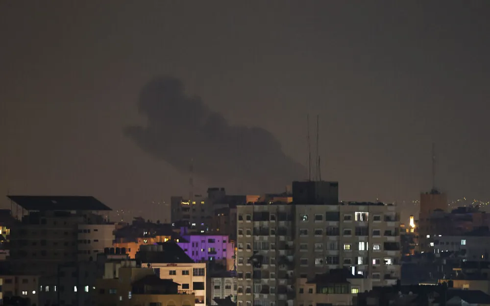 Khói bốc lên trên các tòa nhà ở Dải Gaza sau khi Israel tiến hành không kích nhằm vào lực lượng Hamas trong khu vực. Ảnh: AFP