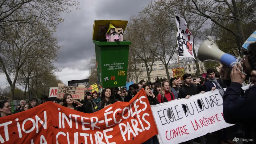 Một cuộc biểu tình phản đối tăng tuổi nghỉ hưu tại Paris ngày 6-4. Ảnh: AP