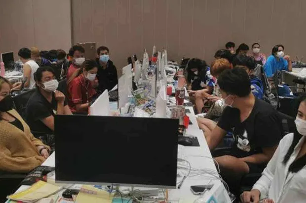 Một địa điểm làm việc của những người lừa đảo qua mạng, bị cảnh sát Campuchia đột kích vào tháng 3-2022. Ảnh: BANGKOKPOST