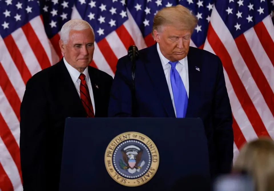 Ông Donald Trump (phải) và ông Mike Pence nhận xét về kết quả ban đầu của cuộc bầu cử tổng thống Mỹ năm 2020 tại Phòng phía Đông của Nhà Trắng, thủ đô Washington D.C (Mỹ) ngày 4-11-2020. Ảnh: REUTERS