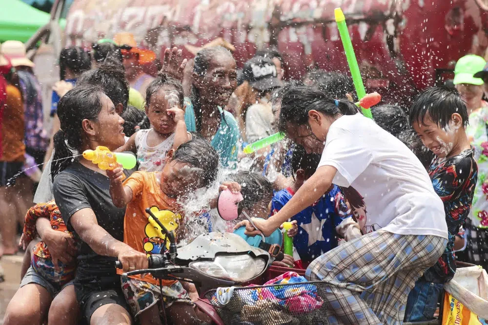 Một gia đình ăn mừng lễ hội Songkran ở tỉnh Prachinburi, phía đông Bangkok ngày 13-4. Ảnh: AP