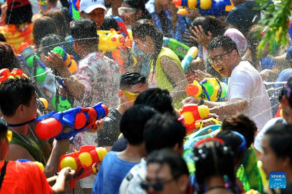 Mọi người tham gia té nước để chào mừng Lễ hội Songkran ở Bangkok ngày 13-4. Ảnh: TÂN HOA XÃ