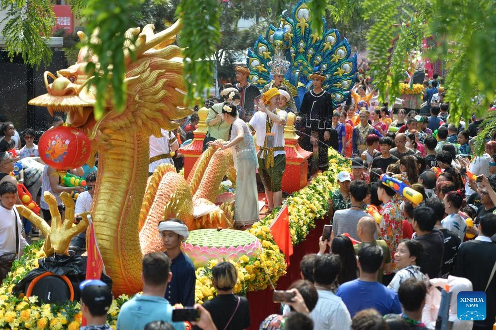 Các đoàn diễu hành tại Lễ hội Songkran ở Bangkok ngày 13-4. Ảnh: TÂN HOA XÃ