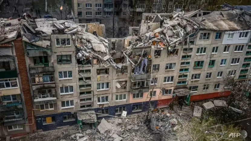 Ukraine nói quân Nga đã nã pháo vào 1 tòa nhà năm tầng ở TP Sloviansk (tỉnh Donetsk, Ukraine) ngày 14-4. Ảnh: AFP