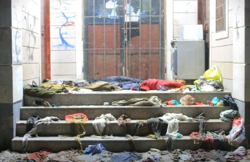 Quần áo bỏ lại trên mặt đất sau vụ giẫm đạp ở thủ đô Sanaa (Yemen) ngày 20-4. Ảnh: REUTERS