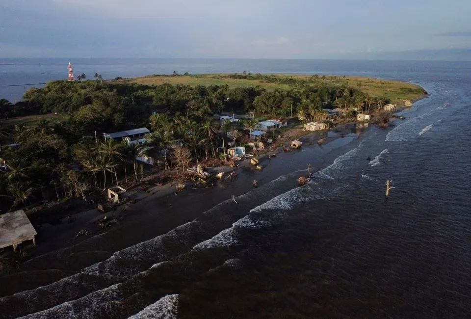Nước biển dâng phá hủy những ngôi nhà dọc theo bờ biển ở TP Cádiz (Mexico) khiến dân làng phải di dời. Ảnh: REUTERS