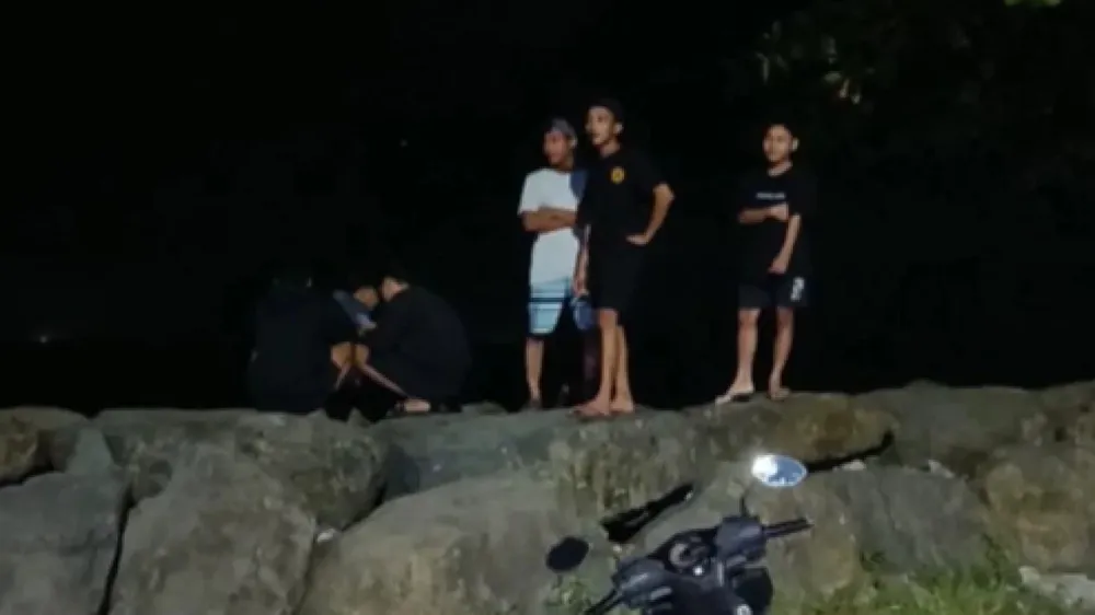 Người dân tại TP Padang (tỉnh West Sumatra, Indonesia) di chuyển đến nơi cao sau khi động đất xảy ra ngày 25-4. Ảnh: TVOne