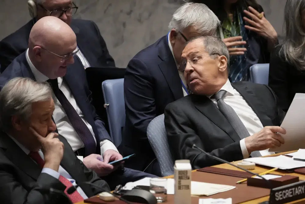 Ngoại trưởng Nga Sergei Lavrov (giữa) ngồi cạnh Tổng thư ký LHQ Antonio Guterres (trái) trong cuộc họp của HĐBA LHQ tại TP New York (Mỹ) ngày 24-4. Ảnh: AFP