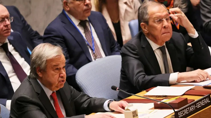 Ngoại trưởng Nga Sergei Lavrov ngồi cạnh Tổng thư ký LHQ Antonio Guterres (trái) trong cuộc họp của HĐBA LHQ tại TP New York (Mỹ) ngày 24-4. Ảnh: GETTY IMAGES