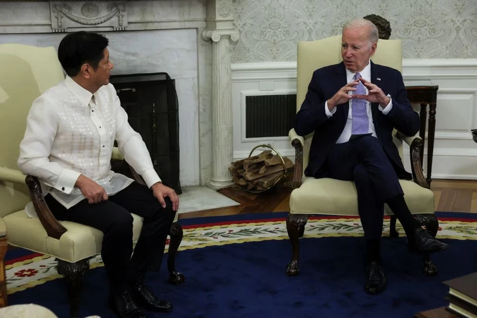 Tổng thống Mỹ Joe Biden (phải) tiếp Tổng thống Philippines Ferdinand Marcos Jr. tại Phòng Bầu dục của Nhà Trắng (thu đô Washington D.C, Mỹ) ngày 1-5. Ảnh: REUTERS