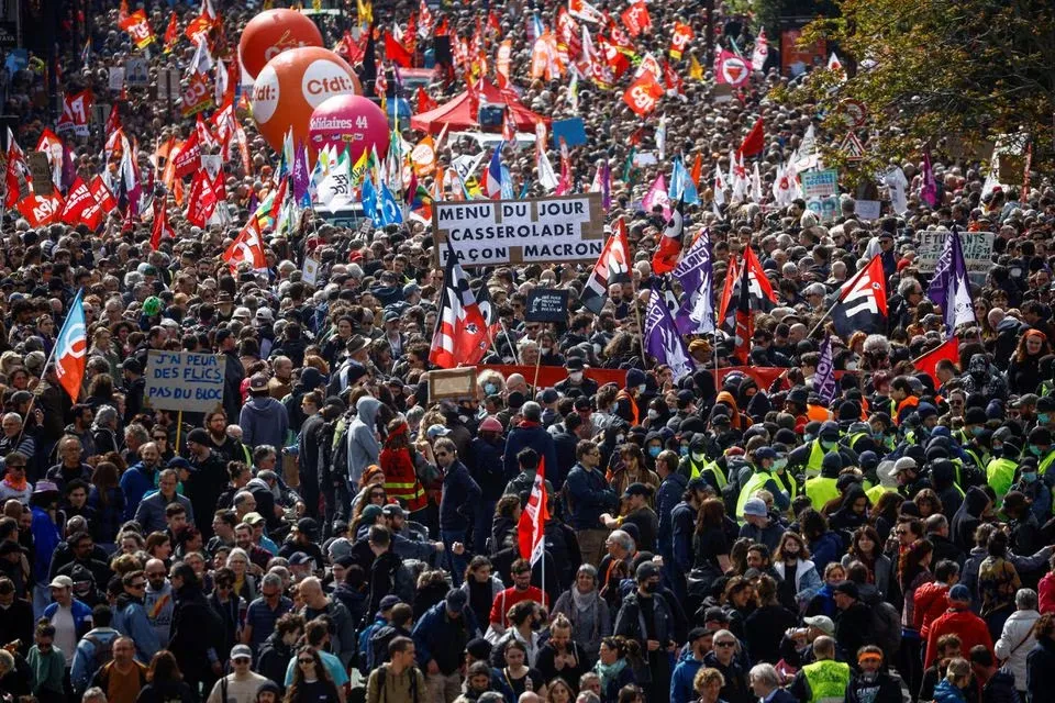 Biểu tình chống lại luật cải cách tăng tuổi ở TP Nantes (Pháp) ngày 1-5. Ảnh: REUTERS Biểu tình chống lại luật cải cách tăng tuổi ở TP Nantes (Pháp) ngày 1-5. Ảnh: REUTERS