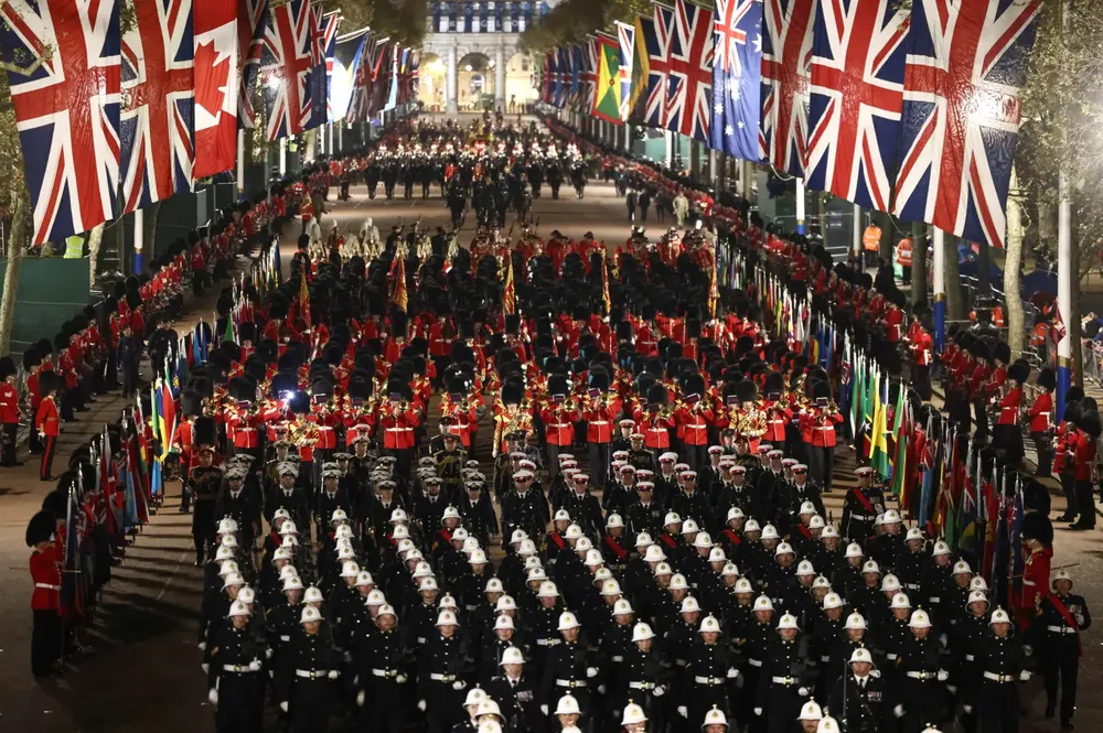 Quân đội Anh duyệt binh trong đêm chuẩn bị cho Lễ đăng cơ của Vua Charles III. Ảnh: NEW YORK POST