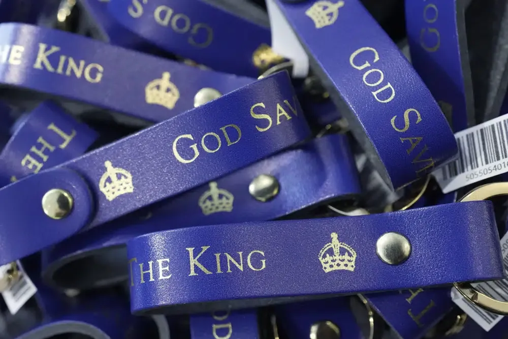 Quà lưu niệm được bày bán trong một cửa hàng trước Lễ đăng cơ của Vua Charles III ở London. Ảnh: AP