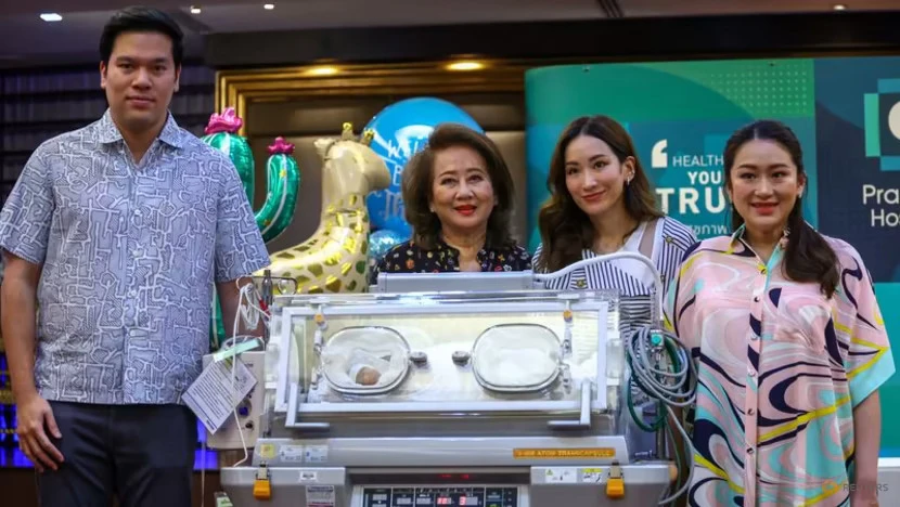 Bà Paetongtarn Shinawatra cùng các thành viên gia đình trong cuộc họp báo hôm 3-5. Ảnh: REUTERS