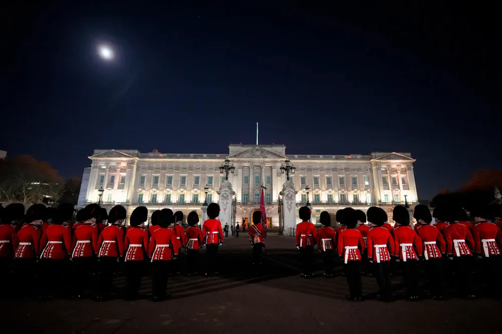 Đội Cận vệ của Nhà vua diễn tập tại Cung điện Buckingham (London, Anh) ngày 3-5. Ảnh: NEW YORK POST