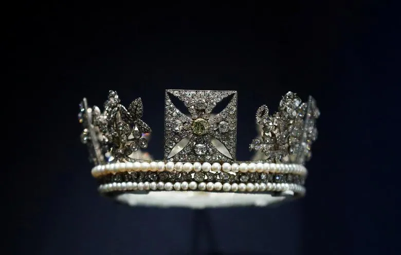 Vương miện kim cương được Nữ hoàng Elizabeth II đội trên đường đến Tu viện Westminster trong lễ đăng quang của bà. Ảnh: REUTERS