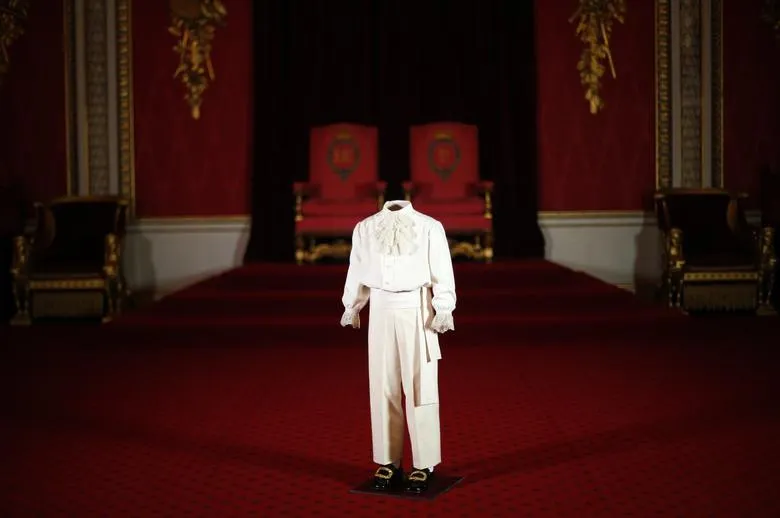 Bộ trang phục được Vua Charles III (khi ấy là Hoàng tử Charles) mặc trong lễ đăng quang của mẹ mình. Ảnh: REUTERS