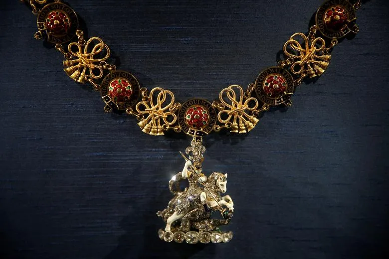 Vòng cổ có hình Thánh George được Nữ hoàng Elizabeth II đeo trong lễ đăng quang. Ảnh: REUTERS