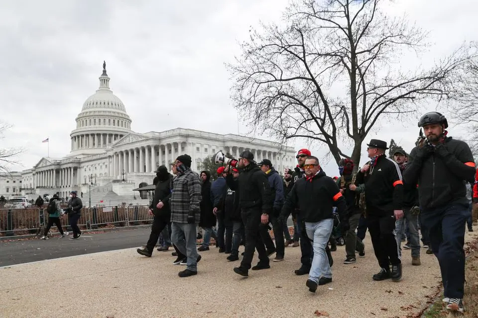Các thành viên của nhóm Proud Boys tuần hành đến Điện Capitol, thủ đô Washington (Mỹ) hôm 6-2-2021. Ảnh: REUTERS