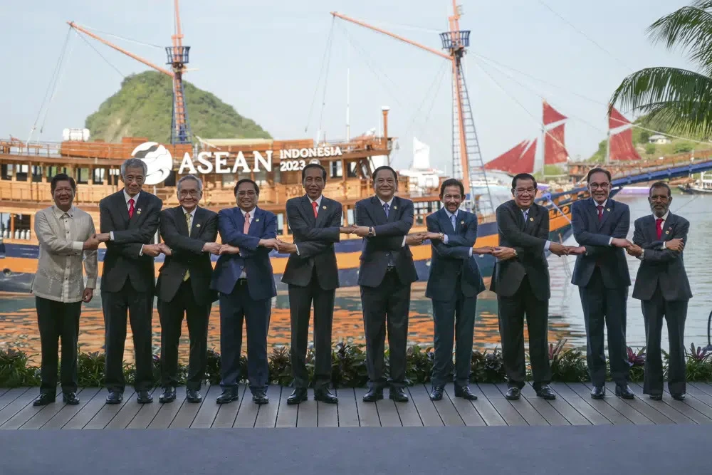 Lãnh đạo các nước thành viên ASEAN tại hội nghị cấp cao lần thứ 42. Ảnh: AP