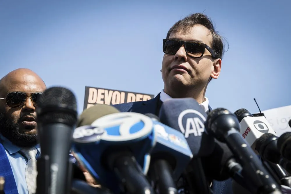 Hạ nghị sĩ George Santos bên ngoài tòa án liên bang ở Central Islip, New York (Mỹ) hôm 10-5. Ảnh: AP