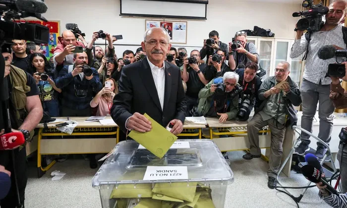Ứng cử viên phe đối lập Kemal Kılıcdaroglu bỏ phiếu tại một trường trung học ở Ankara (Thổ Nhĩ Kỳ). Ảnh: SHUTTERSTOCK