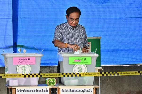 Thủ tướng Thái Lan Prayuth Chan-o-cha bỏ phiếu. Ảnh: AFP