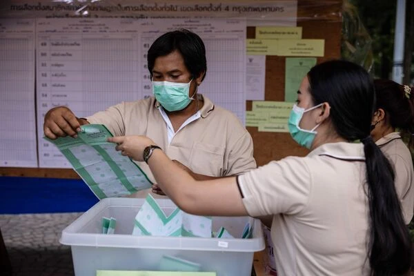 Nhân viên bầu cử kiểm phiếu tại một điểm bầu cử ở khu vực Phrom Phong, Bangkok (Thái Lan). Ảnh: BLOOMBERG
