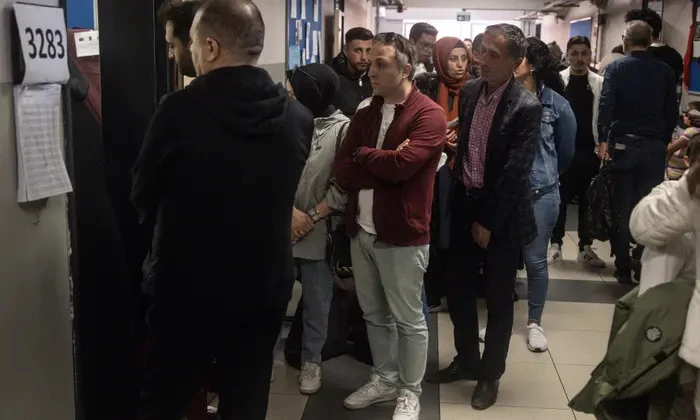 Cử tri xếp hàng tại một điểm bỏ phiếu ở thành phố Istanbul (Thổ Nhĩ Kỳ). Ảnh: GETTY IMAGES