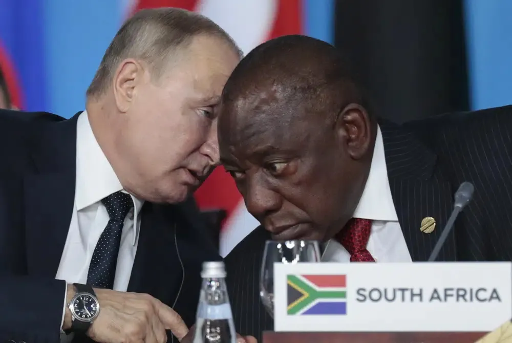 Tổng thống Nga Vladimir Putin (trái) và Tổng thống Nam Phi Cyril Ramaphosa trong phiên họp toàn thể tại hội nghị thượng đỉnh Nga - châu Phi năm 2019. Ảnh: AP Tổng thống Nga Vladimir Putin (trái) và Tổng thống Nam Phi Cyril Ramaphosa trong phiên họp toàn thể tại hội nghị thượng đỉnh Nga - châu Phi năm 2019. Ảnh: AP