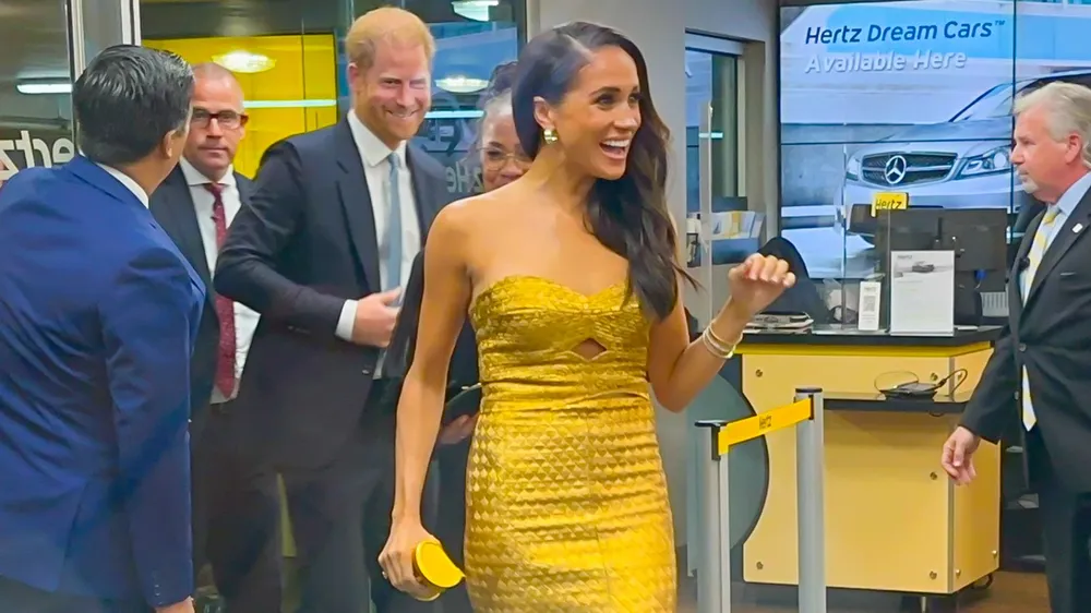 Hoàng tử Harry và vợ là Công nương Meghan tại lễ trao giải Phụ nữ có Tầm nhìn 2023 (Women of Vision Award) ở TP New York (Mỹ) tối 16-5. Ảnh: SKYNEWS