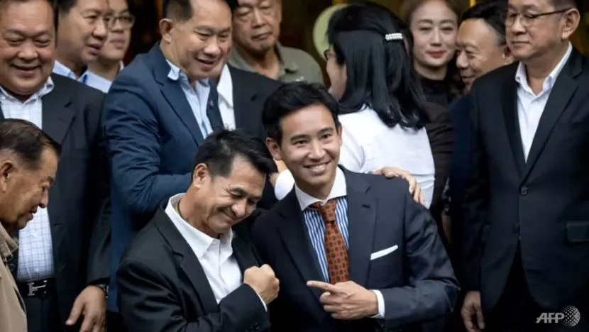 Ông Pita Limjaroenrat - lãnh đạo đảng Tiến bước và các quan chức của 5 đảng đối lập khác trước cuộc họp hôm 17-5. Ảnh: AFP