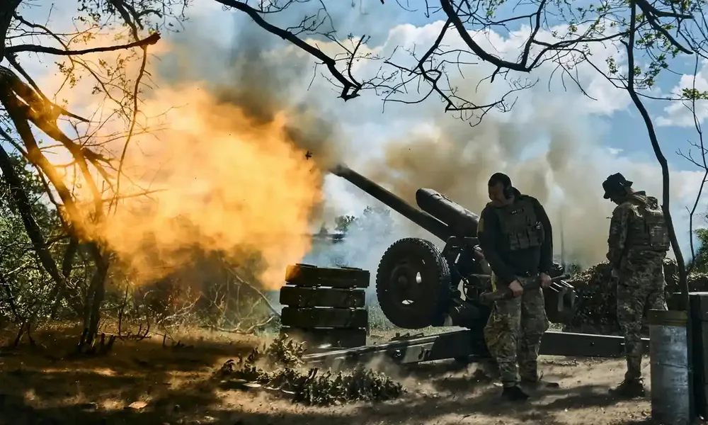 Binh sĩ Ukraine bắn đại bác gần TP Bakhmut (tỉnh Donetsk, vùng Donbass, miền đông Ukraine). Ảnh: AP