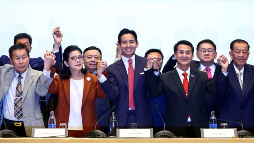 Lãnh đạo đảng Tiến bước - ông Pita Limjaroenrat và các quan chức các đảng đối lập gặp nhau tại thủ đô Bangkok (Thái Lan) ngày 18-5. Ảnh: REUTERS