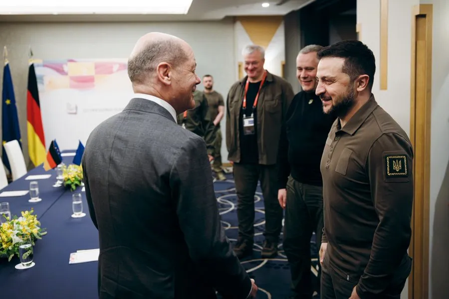 Tổng thống Ukraine Volodymyr Zelensky (phải) hội đàm với Thủ tướng Đức Olaf Scholz bên lề hội nghị thượng đỉnh G7 tại TP Hiroshima (Nhật) ngày 20-5. Ảnh: TWITTER