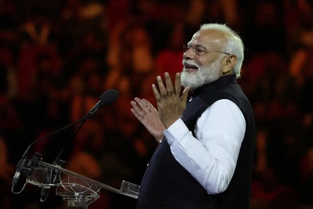 Thủ tướng Ấn Độ Narendra Modi phát biểu tại sân vận động Qudos Bank Arena, Sydney (Úc). Ảnh: AP