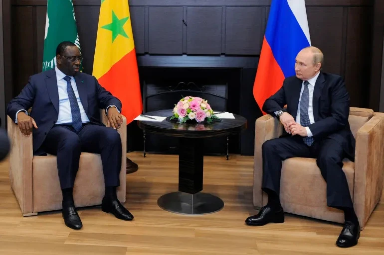 Tổng thống Nga Vladimir Putin (phải) và Tổng thống Senegal - ông Macky Sall ở TP Sochi (Biển Đen, Nga) ngày 3 -6-2022. Ảnh: AP