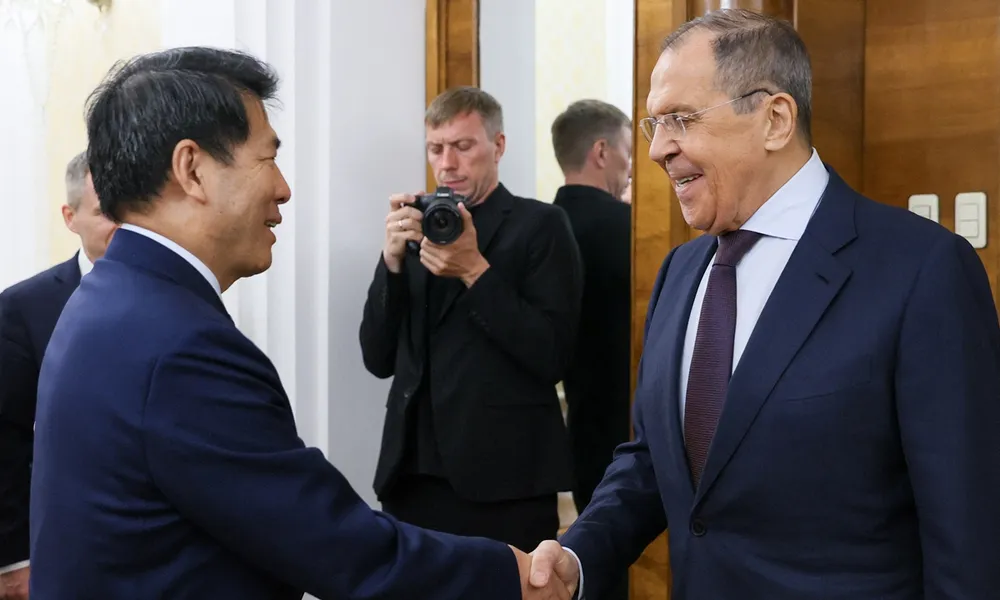 Đặc phái viên Trung Quốc (TQ) về các vấn đề Á-Âu Lý Huy (trái) gặp Ngoại trưởng Nga Sergey Lavrov tại thủ đô Moscow (Nga) ngày 26-5. Ảnh: AFP Đặc phái viên Trung Quốc (TQ) về các vấn đề Á-Âu Lý Huy (trái) gặp Ngoại trưởng Nga Sergey Lavrov tại thủ đô Moscow (Nga) ngày 26-5. Ảnh: AFP