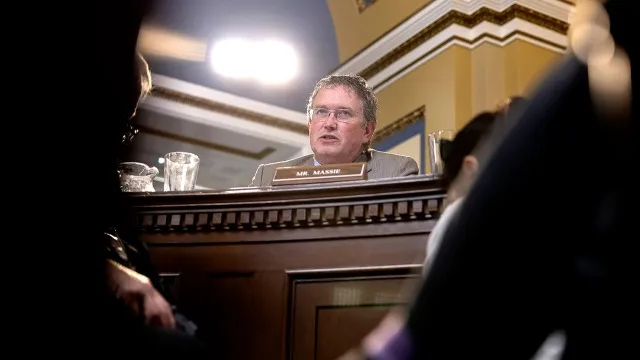 Hạ nghị sĩ Thomas Massie trong cuộc họp của Ủy ban Lập pháp Hạ viện hôm 30-5. Ảnh: THE HILL Hạ nghị sĩ Thomas Massie trong cuộc họp của Ủy ban Lập pháp Hạ viện hôm 30-5. Ảnh: THE HILL