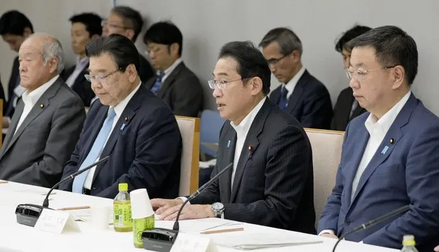 Thủ tướng Nhật Fumio Kishida (thứ 2 từ phải sang) tham dự cuộc họp về chính sách trẻ em tại thủ đô Tokyo (Nhật) ngày 1-6. Ảnh: KYODO