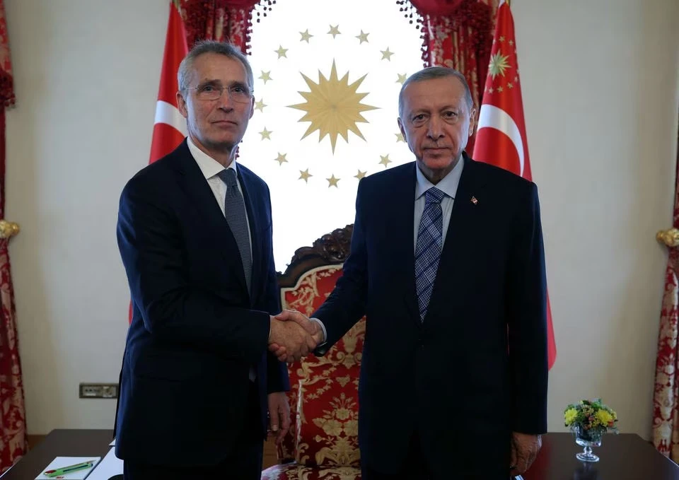 Tổng thống Thổ Nhĩ Kỳ Tayyip Erdogan (phải) bắt tay với Tổng thư ký NATO Jens Stoltenberg tại TP Istanbul (Thổ Nhĩ Kỳ) ngày 4-6. Ảnh: REUTERS